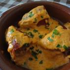 El relleno se prepara con atún, salsa de tomate, cebolla, nata de cocinar y perejil picado. Aquí está la receta completa.