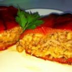 Se prepara con cebolla, carne picada, arroz redondo, tomate frito, albahaca fresca, orégano y perejil fresco. Consulta la receta completa.