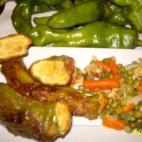 Se usan pimientos italianos y se acompañan con salsa de tomate. Consulta aquí la receta.