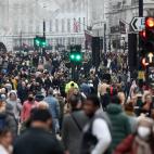 Aglomeraciones en el centro de Londres tras el fin del confinamiento