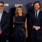 La vicepresidenta segunda y ministra de Trabajo y Econom&iacute;a Social, Yolanda D&iacute;az (c), posa a su llegada al programa especial por el 50 Aniversario de 'Hora 25' este lunes en el teatro Coliseum, en Madrid.