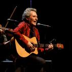 El cantautor Miguel Ríos durante el programa especial por el 50 Aniversario de 'Hora 25', dirigido y presentado por Aimar Bretos, este lunes en el teatro Coliseum de Madrid.