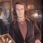 El artista, discípulo de Niño Ricardo y de Sabicas, cogió por primera vez una guitarra con siete años, de la mano de su padre y después de su hermano mayor. Fue por su madre portuguesa por la que se dio a conocer como 'Paco, el de Lucía'.