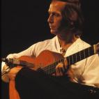 Se estrenó en los escenarios con 12 años, tras formar el dúo Los Chiquitos de Algeciras con su hermano Pepe, y dos años más tarde grabaron su primer disco. Fue en Madrid donde surgió la mítica pareja Camarón-De Lucía, tan virtuosa y pur...