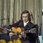 En 1975, su conocida rumba Entre dos aguas le llevó a lo más alto de las listas de éxitos. En la imagen, Paco de Lucía durante una actuación en enero de 1976.