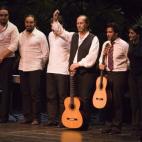 El artista (centro) en el escenario, rodeado de otros artistas en un concierto en Berlín en noviembre de 2006. El concierto formaba parte de una gira que terminó en Chicago en febrero de 2007.