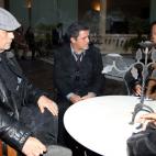 El artista (izquierda), junto a Alejandro Sanz y Pepe de Lucía, durante la capilla ardiente de Enrique Morente, en diciembre de 2010.