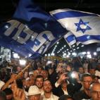 "Bibi, eres un mago" o "Bibi, el rey" fueron los cánticos con los que los seguidores del Likud recibieron a su líder, Benjamín Netanyahu.