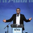 Moshe Kahlon, que tiene la posibilidad según los resultados de estas elecciones de ser el principal socio de Benjamín Netanyahu, feliz en su comparecencia ante sus seguidores en Tel Aviv.