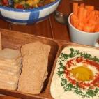 El toque especial de esta crema se la da el hahine, crema de sésamo que constituye el aderezo del hummus. Puedes ver la receta completa aquí