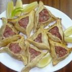 Empanadas de carne picada con un delicioso sabor a limón. Truco: también podéis agregar trocitos de nueces y pasas. Puedes ver la receta completa aquí