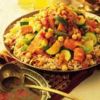 Hecho con couscous, pollo, garbanzos, calabaza, zanahoria, cebollas y tomates. Puedes ver la receta completa aquí