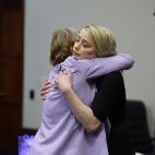 La actriz Amber Heard abraza a su abogada, Elaine Bredehoft, mientras su abogado, Benjamin Rottenborn, observa el veredicto del jurado en el juicio por difamaci&oacute;n civil.