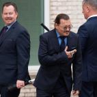 Johnny Depp saluda a sus seguidores al salir del tribunal de Fairfax (Virginia, EEUU) el 27 de mayo.