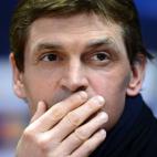 El técnico del Barcelona, Tito Vilanova, se tapa la boca en una conferencia de prensa previa a las semifinales de la Liga de Campeones contra Bayern Munich el martes, 30 de abril de 2013, en Barcelona. Bayern Munich ganó el miércoles, 1 de ma...