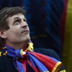 El técnico del Barcelona, Tito Vilanova, observa los festejos del título de la liga española el lunes, 13 de mayo de 2013, en una caravana por Barcelona. (AP Photo/Manu Fernandez)