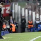 El técnico del Barcelona, Tito Vilanova, mira el suelo durante las semifinales de la Liga de Campeones contra el Barcelona el miércoles, 1 de mayo de 2013, en Barcelona. (AP Photo/Manu Fernandez)