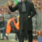 El técnico del Barcelona, Tito Vilanova, gesticula en un partido contra Bayern Munich por las semifinales de la Liga de Campeones el martes, 23 de abril de 2013, en Munich, Alemania. (AP Photo/Kerstin Joensson)