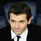 Francesc 'Tito' Vilanova, director técnico del club Barcelona, espera el inicio del juego de liga contra el Espanyol en el estadio Camp Nou, el domingo 6 de enero de 2013, en Barcelona, España. (Foto AP/Manú Fernández)