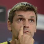 El técnico del Barcelona, Tito Vilanova, asiste el sábado 18 de agosto de 2012 a una conferencia de prensa en San Joan Despi, España. El Barsa recibe el jueves 23 al Real Madrid en el partido de ida por la Supercopa. (Foto AP/Manu Fernández)