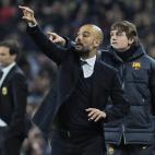 Esta fotografía de archivo del 3 de abril de 2012 muestra al entrenador del Barcelona, Pep Guardiola, al centro, cuando da una instrucción a sus jugadores mientras su asistente Tito Vilanova, detrás a la derecha, señala algo en el partido de...