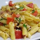 Sólo hace falta comprar pasta apta para celíacos y añadirle los ingredientes que más te gustan. Aquí tienes un ejemplo de cómo preparar este plato.