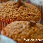 Con huevos, crema de cacao, margarina, harina de arroz, azúcar y levadura en polvo. Aquí puedes ver cómo prepararlo.