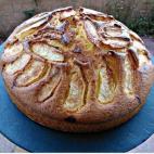 Lleva harina especial, manzana, huevos, aceite de girasol, extracto de vainilla, azúcar y levadura química. Consulta en Cookpad cómo prepararlo.