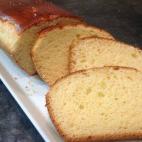 Se prepara con harina sin gluten, maicena, leche, huevos, mantequilla, azúcar, miel, levadura fresca y sal. Mira en Cookpad cómo puedes prepararlo.