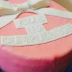 Esta tarta se compone de un bizcocho de chocolate cortado transversalmente para hacer las dos alturas y una mousse de chocolate entre ambas. Si quieres preparar una igual, consulta en Cookpad cómo hacerlo.