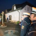 La Policía, frente a la residencia de los padres de Andreas Lubitz en Montabaur (Alemania).