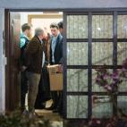 Varios agentes sacan cajas y bolsas de la vivienda de Montabaur.