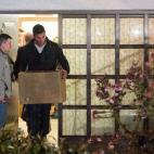 Uno de los inspectores extrae una caja con objetos de Andreas Lubitz de la vivienda de sus padres en Montaubaur.