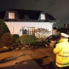 Los agentes, frente a la casa de Montabaur.