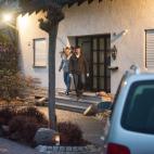 Dos agentes salen de la casa de los padres de Andreas Lubitz en Montabaur.