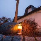 Una vela frente a la residencia de los padres de Andreas Lubitz en Montabaur.