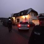 La Policía, frente a la vivienda de Montabaur.