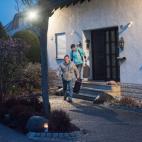 Dos agentes salen de la casa de los padres de Andreas Lubitz en Montabaur.