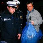 Varios policías, tras el registro de la casa de Andreas Lubitz en Montabaur.