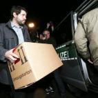 Un inspector, tras el registro del apartamento de Düsseldorf en el que vivía Andreas Lubitz.