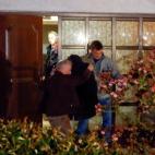 Los agentes cubren a una persona que sale del domicilio familiar de Andreas Lubitz en Montabaur.