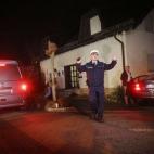 Los inspectores abandonan la vivienda de los padres del copiloto en el municipio alemán de Montabaur.