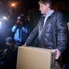 Tras el registro de la casa de Düsseldorf, los inspectores sacan varias cajas con supuestas pertenencias de Andreas Lubitz.