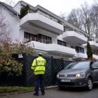 La Policía, frente al piso del copiloto en Düsseldorf.