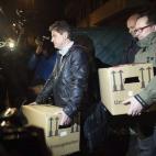 Agentes e investigadores de policía tras el registro del apartamento en el que residía el copiloto alemán Andreas Lubitz en Düsseldorf.