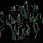 Bailarines con luces leds, de muy bajo consumo, en una actuación por la Hora del Planeta en Manila, Filipinas.