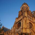 Las campanas no suenan en Francia durante toda la semana. Según la cultura popular esto se debe a que las campanas vuelan a Roma para recibir la bendición Pontificia y regresan cargadas de dulces. Así que es normal ver a los niños buscando s...