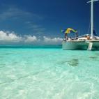 La isla más grande del archipiélago de Los Roques, al norte de Venezuela, es tendencia entre los viajeros. Sus playas de arena blanca y agua azul turquesa dibujan un paisaje perfecto coronado por su imponente faro desde el que se divisa toda ...