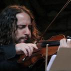 Rudi Esteban, fundador y presidente de Quercus Sonora, creador de Festiulloa y violinista.