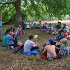 Grupo de niños a los que Quercus Sonora enseña sobre la naturaleza gallega.